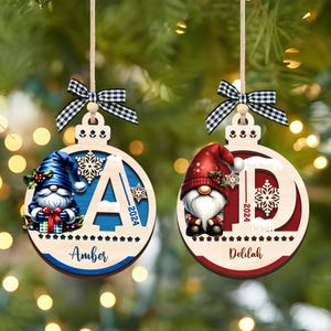 Adorno navideño de gnomos personalizados, etiquetas de madera con nombre personalizadas, adorno con nombre de letra, regalo de adorno familiar de gnomos personalizado, regalo de Navidad para niños