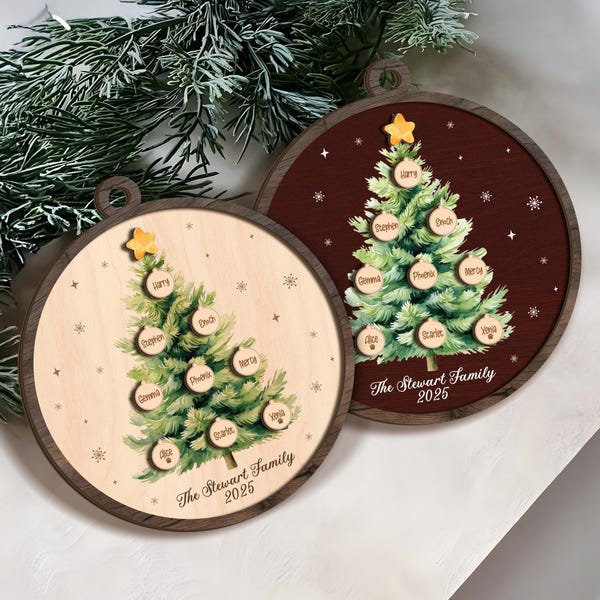 Puede incluir: Dos adornos navideños redondos de madera con un diseño de árbol de Navidad pintado. Cada adorno tiene un marco de madera marrón oscuro y una estrella en la parte superior. Los adornos tienen el texto "The Stewart Family 2025" y nombres individuales.