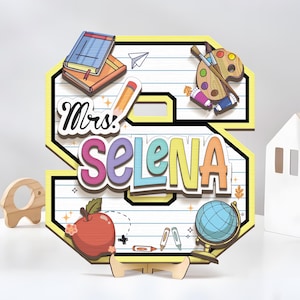 Letrero personalizado para puerta de profesor, letrero personalizado con nombre y lápiz, arte de madera 3D para aula, colgador de puerta para profesor, letrero de regreso a clases