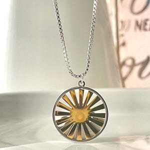 Collana con ciondolo a forma di sole in acciaio al titanio: ciondolo impermeabile placcato oro