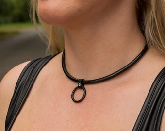 Collare in acciaio inossidabile rivestito in titanio nero opaco da 6 mm: accento di strass
