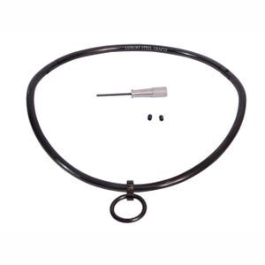 Op de afbeelding: Zwarte metalen choker ketting met een ronde ringbevestiging. De ketting is verstelbaar en wordt geleverd met een kleine schroevendraaier en twee schroeven om vast te draaien.