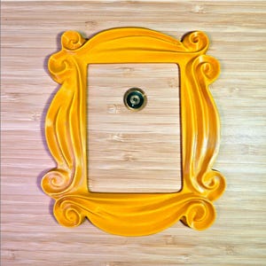 Friends-Inspired Peephole Frame | Iconic Door Decor – Classic & Lobster Edition | 7&quot; or 10&quot; Sizes