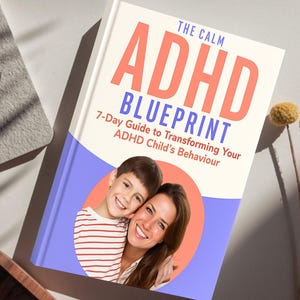 Puede incluir: Un libro titulado "The Calm ADHD Blueprint" con el subtítulo "7-Day Guide to Transforming Your ADHD Child's Behaviour". La portada presenta a un niño y una mujer sonriendo. El libro está sobre una superficie clara.