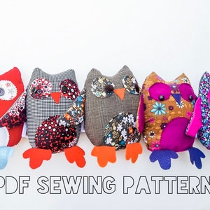 Puede incluir: Cinco peluches de búho coloridos con diferentes patrones de tela. Los búhos están dispuestos en una fila sobre un fondo blanco. *PDF SEWING PATTERN* está escrito debajo de los búhos.