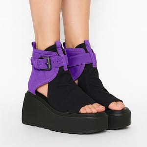 Handgemaakte platform sandalen laarzen, zomerlaarzen, gespen, uniek design sandalen, zwarte leren sandalen, zwart-paarse fashion sandalen, open teen