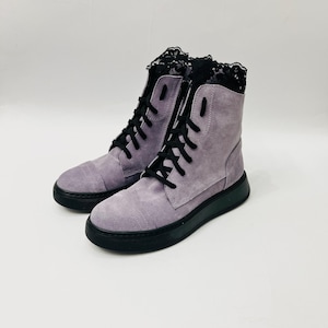 Paarse damessneakerlaarzen, rode zool, enkellaarzen voor dames, zijrits, uniek ontwerp, trendy paarse laarzen, veelzijdig schoeisel, cadeau voor vrouwen
