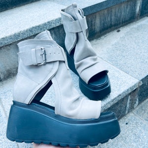 Handmade Lightweight Platform Sandals, Adjustable Gray Leather Sandals with Buckles, Comfortable Everyday Women&#39;s Footwear Fashion sandals