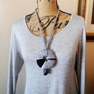 Collar moderno... Hecho a mano collar único... Lana e hilo hecho a mano collar geométrico... Collar para un regalo...