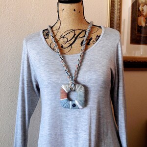 Collier moderne... Collier Unique fait main... Laine et fil à la main collier géométrique fait... Collier pour un cadeau...