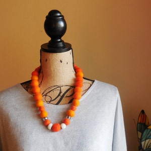 Collier.. Collier d’art en fibre.. Collier d’art portable.. Idée cadeau unique.. Collier feutré à la main.. Couleurs douces orange