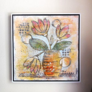 Op de afbeelding: Een schilderij van een vaas met bloemen. De vaas is van een textuur in oranje en bruin. De bloemen zijn roze en rood met groene bladeren. De achtergrond is lichtgeel met een textuurpatroon.