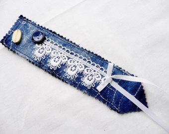 Bokmärk...Denim och spets...Handgjorda med tyg