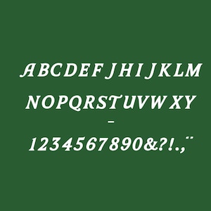 Puede incluir: Un alfabeto de fuente blanca con letras may&uacute;sculas, n&uacute;meros y signos de puntuaci&oacute;n sobre un fondo verde.