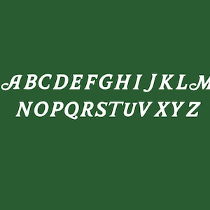 Puede incluir: Letras blancas del alfabeto en una fuente cursiva sobre un fondo verde oscuro. Las letras son de la A a la Z.