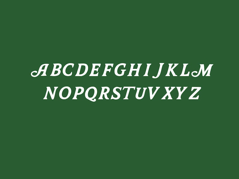 Puede incluir: Letras blancas del alfabeto en una fuente cursiva sobre un fondo verde oscuro. Las letras son de la A a la Z.