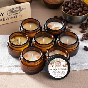 Personalisierte Kaffee Duftkerze Gastgeschenke - 'Love isbreing' Hochzeit & Babyparty Geschenke - Benutzerdefinierte Massenoptionen 10/25/50