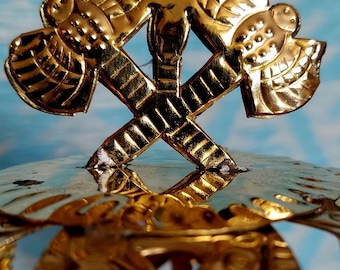 Korona Shango z podwójnymi osiami na górze. Chango corona mosiądz batea pilon topór hacha Piedra rayo Dada orisha eleke mazo