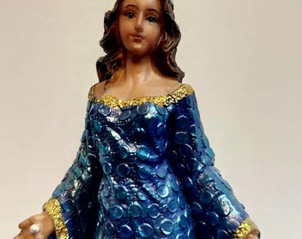 Könnte beinhalten: Eine blaue und goldene Figur einer Frau, die eine Krone und ein Kleid mit Perlmuster trägt. Die Figur ist aus Harz gefertigt und etwa 25 cm hoch.