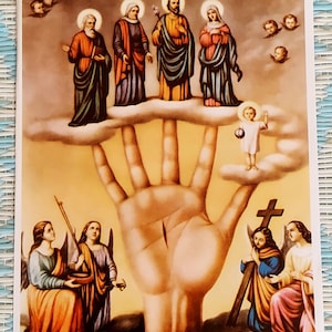 May include: A religious image depicting a large hand with five fingers, with a group of people standing on a cloud above the hand. The hand has a visible scar on the palm. The people are surrounded by a halo and are wearing robes. The image is set against a yellow background with a cross in the lower right corner. The text "083 MANO PODEROSA" is at the bottom of the image.