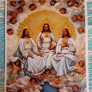 Könnte beinhalten: Ein religiöses Gemälde, das drei Figuren in weißen Gewändern mit Heiligenscheinen zeigt, umgeben von Engeln. Die Figuren sitzen auf Wolken und haben ein goldenes Dreieck über ihren Köpfen. Das Gemälde ist vor einem Hintergrund aus Wolken und goldenem Licht gemalt.