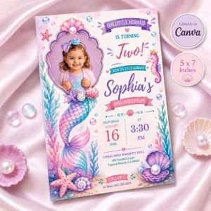 Puede incluir: Una tarjeta de invitación de cumpleaños rectangular de 12,7 x 17,8 cm con temática de sirena. El diseño incluye la foto de un niño con disfraz de sirena, un caballito de mar, conchas y estrellas de mar. El texto incluye Our Little Mermaid is Turning Two, Sophia's 2nd Birthday, fecha, hora y lugar.