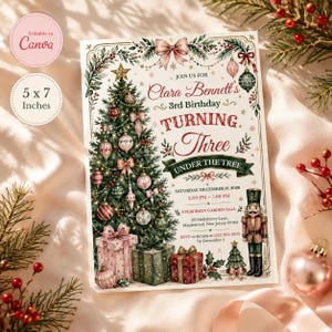 Op de afbeelding: Een 5 x 7 inch verjaardagsuitnodigingskaart met een versierde kerstboom, ingepakte cadeaus en een notenkraker. De tekst luidt: Join us for Clara Bennett's 3rd Birthday, Turning Three, Under the Tree, Saturday, December 13, 2026.