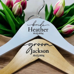 Bruidegom en bruid hanger gepersonaliseerde gegraveerde hangers bruidegom en bruid trouwjurk hanger gegraveerde bruidegom bruid hangers