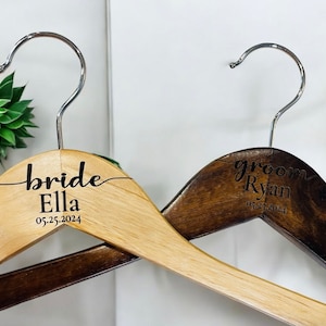 Bruidegom en bruid hanger gepersonaliseerde gegraveerde hangers bruidegom en bruid trouwjurk hanger gegraveerde bruidegom bruid hangers