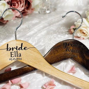 Bruidegom en bruid hanger gepersonaliseerde gegraveerde hangers bruidegom en bruid trouwjurk hanger gegraveerde bruidegom bruid hangers