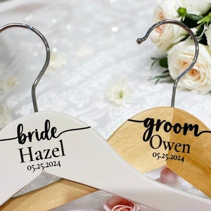 Bruidegom en bruid hanger gepersonaliseerde gegraveerde hangers bruidegom en bruid trouwjurk hanger gegraveerde bruidegom bruid hangers