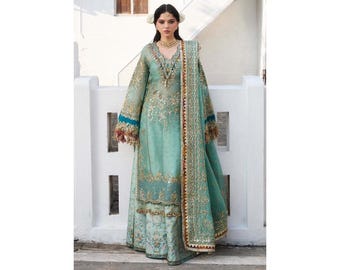 Könnte beinhalten: Ein helltürkisfarbenes formelles Kleid mit aufwendiger goldener Stickerei und Verzierungen. Das Kleid hat lange Ärmel mit türkisfarbenen Manschetten und einen passenden Schal. Das Design umfasst einen V-Ausschnitt und einen fließenden Rock.