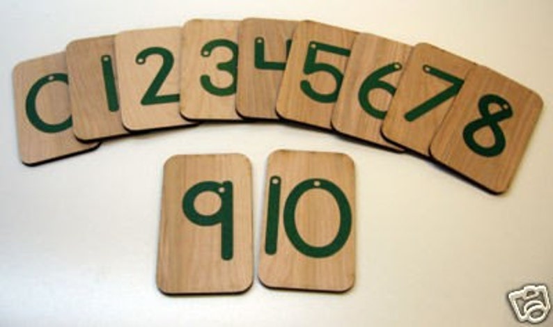 Puede incluir: Diez fichas de madera numeradas con n&uacute;meros verdes. Los n&uacute;meros son del 1 al 10.