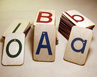 Letras de papel de lija, mayúsculas, minúsculas y números del 0 al 10 montados sobre madera de abedul de 7,6 x 12,7 cm. Con cajas de almacenamiento. Montessori, material didáctico, preescolar.