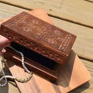 Vintage Hand Carved Wooden Jewelry/Trinket Box, Flower Detailed