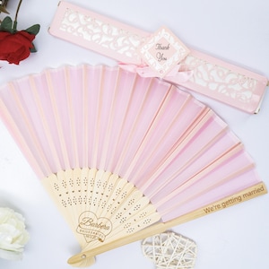Seidengeschenkbox-Fan, Massenhochzeits-Fan Favors, benutzerdefinierte Party Fans, Brautjungfer Handfan, Hochzeit Favor Ideen, Ceremony Favor für Gast