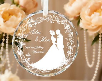 Adorno de cristal de boda personalizado, decoración navideña para pareja comprometida, silueta floral personalizada para novios, regalo navideño.