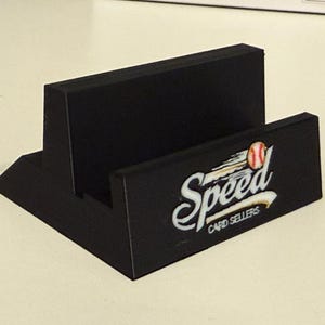 2er-Pack Sammelkartenständer mit individuellem Logo - Passend für Toploader und gradierte Platten | 3D Gedruckt | Große Farbauswahl