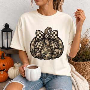 Camiseta de camuflaje con estampado de calabazas, camiseta a cuadros con lazo para otoño, sudadera de camuflaje otoñal, ropa rústica para el Día de Acción de Gracias / Camiseta Comfort Colors®