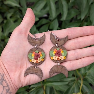 Mond Ohrringe aus Polymer Clay - Floraler Halbmond Boho Ohrhänger - Handgemachte Wald Ohrringe - Natur inspirierter Schmuck - Herbst Hexe Geschenk