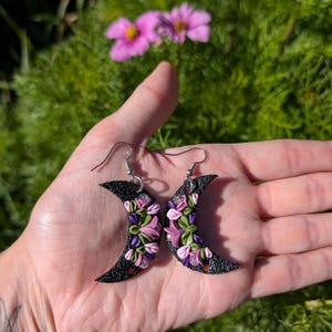 Mystieke maansikkel oorbellen – handgemaakte polymeerklei bloemenhangers – Witchy boho-sieraden, lichtgewicht cadeau voor haar