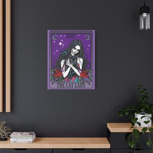 La carta dei tarocchi dell&#39;arte della Cat Lady / Donna zombie gotica con gatto nero, accenti di luna e stelle, design di rose rosse / Tela opaca, tesa