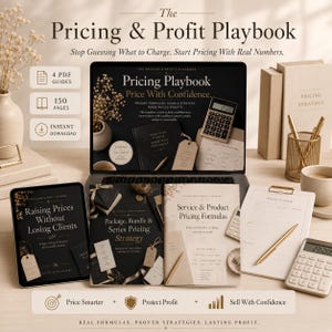 Può includere: Il set di prodotti digitali The Pricing & Profit Playbook include un computer portatile che mostra la guida, due opuscoli stampati intitolati Raising Prices Without Losing Clients e Service & Product Pricing Formulas, un pianificatore e una calcolatrice.