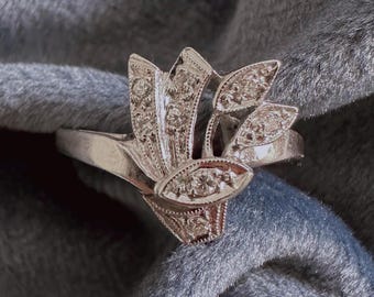 Anillo de oro blanco de 14 k y diamantes de mediados de siglo