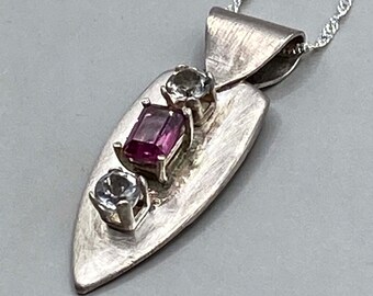 Handgemaakte OOAK sterling zilveren hanger met gefacetteerde granaat en groene amethisten 18 "ketting