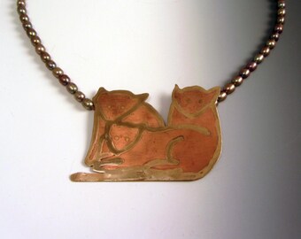 Three Cats Colgante Collar de Perlas OOAK Único Grabado 24kt Oro Cobre