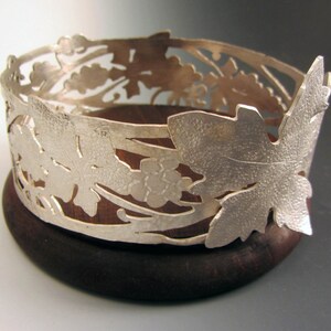 OOAK Sterling Silver Wine Coaster Grapes and Grape Vine on Wooden Base Bild 4