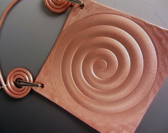 Colgante texturizado de remolino de cobre esmerilado sobre collar de plata OOAK