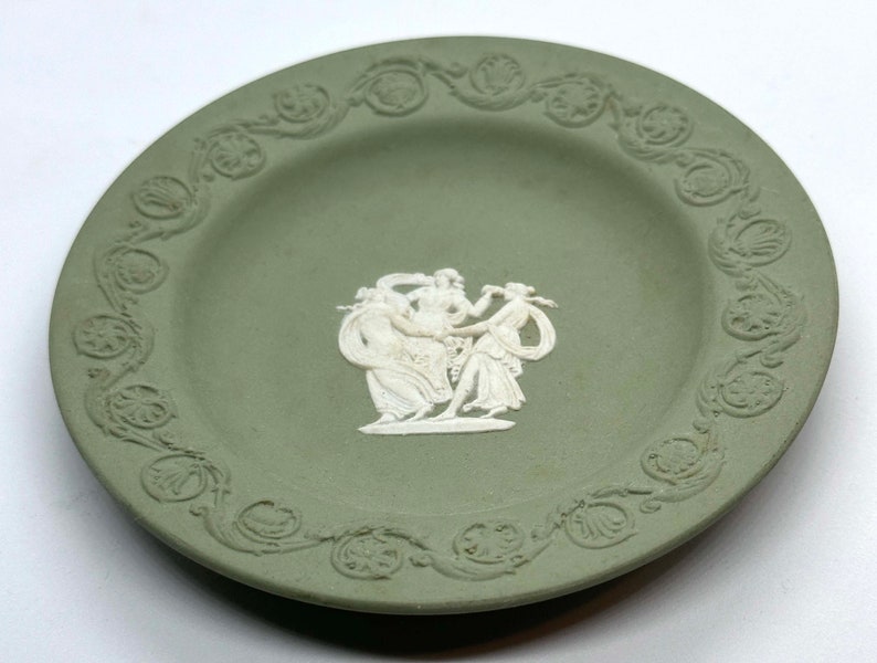 Raro Vintage Wedgwood Jasperware verde clásico damas bailando plato pequeño baratija plato en relieve imagen 2