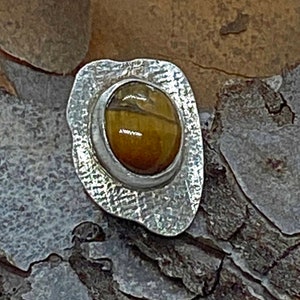 Broche de alfiler de plata de ley Tigereye hecho a mano único en su tipo Cabujón